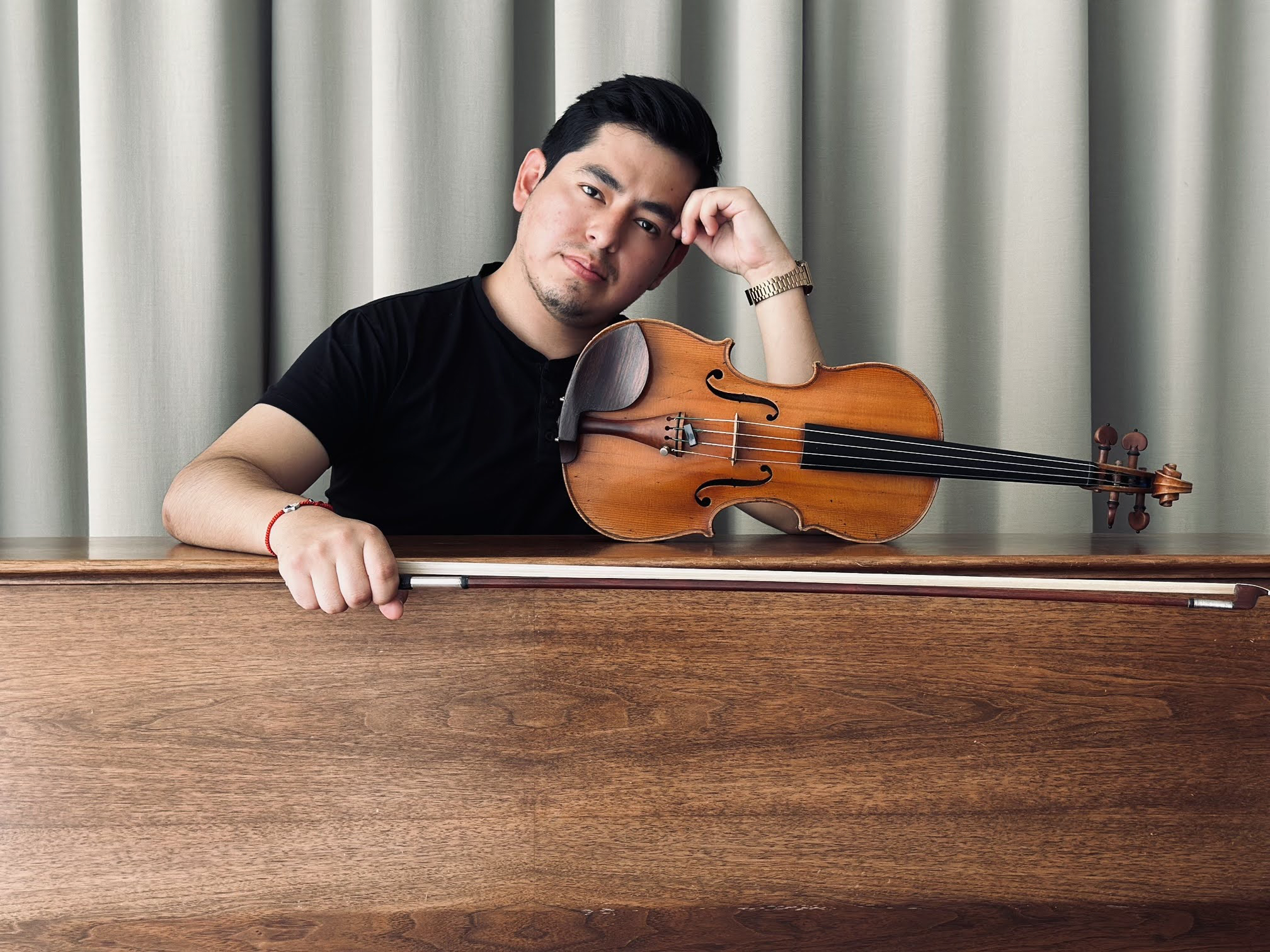 Portrait de Cristian Páez, violoniste au Swiss-Alps Festival à Château-d'Œx