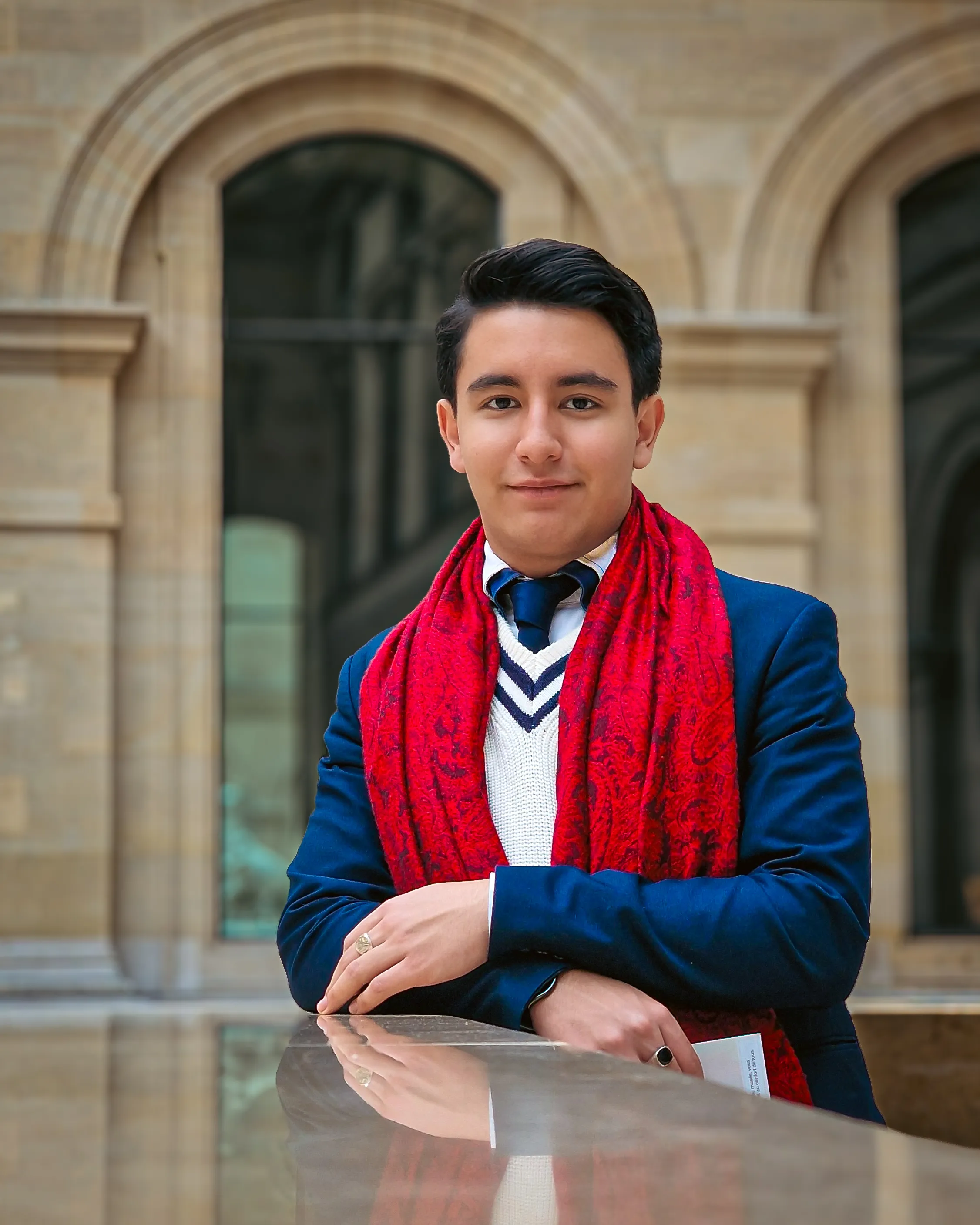 Portrait de Juan José Peña Aguirre, fondateur du Swiss-Alps Festival à Château-d'Œx, posant avec son violon