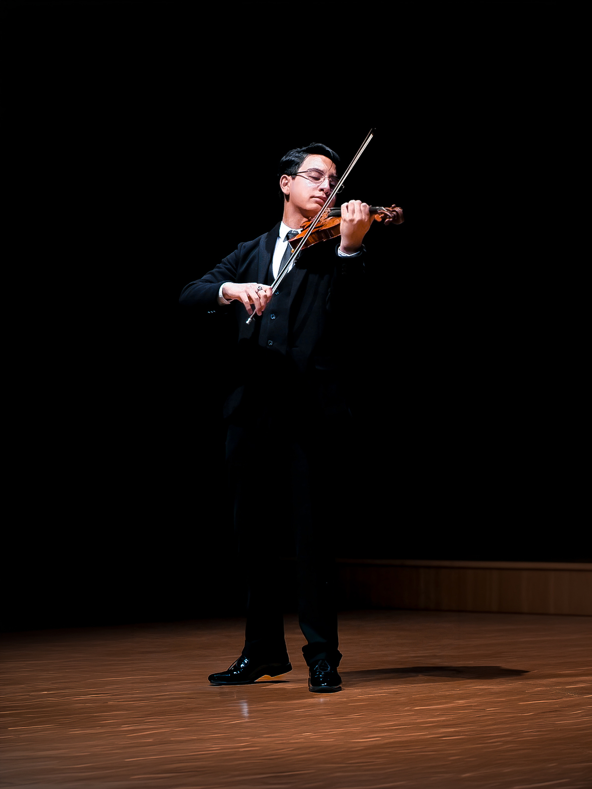 Portrait de Juan José Peña Aguirre, violoniste et fondateur du Swiss-Alps Festival à Château-d'Œx