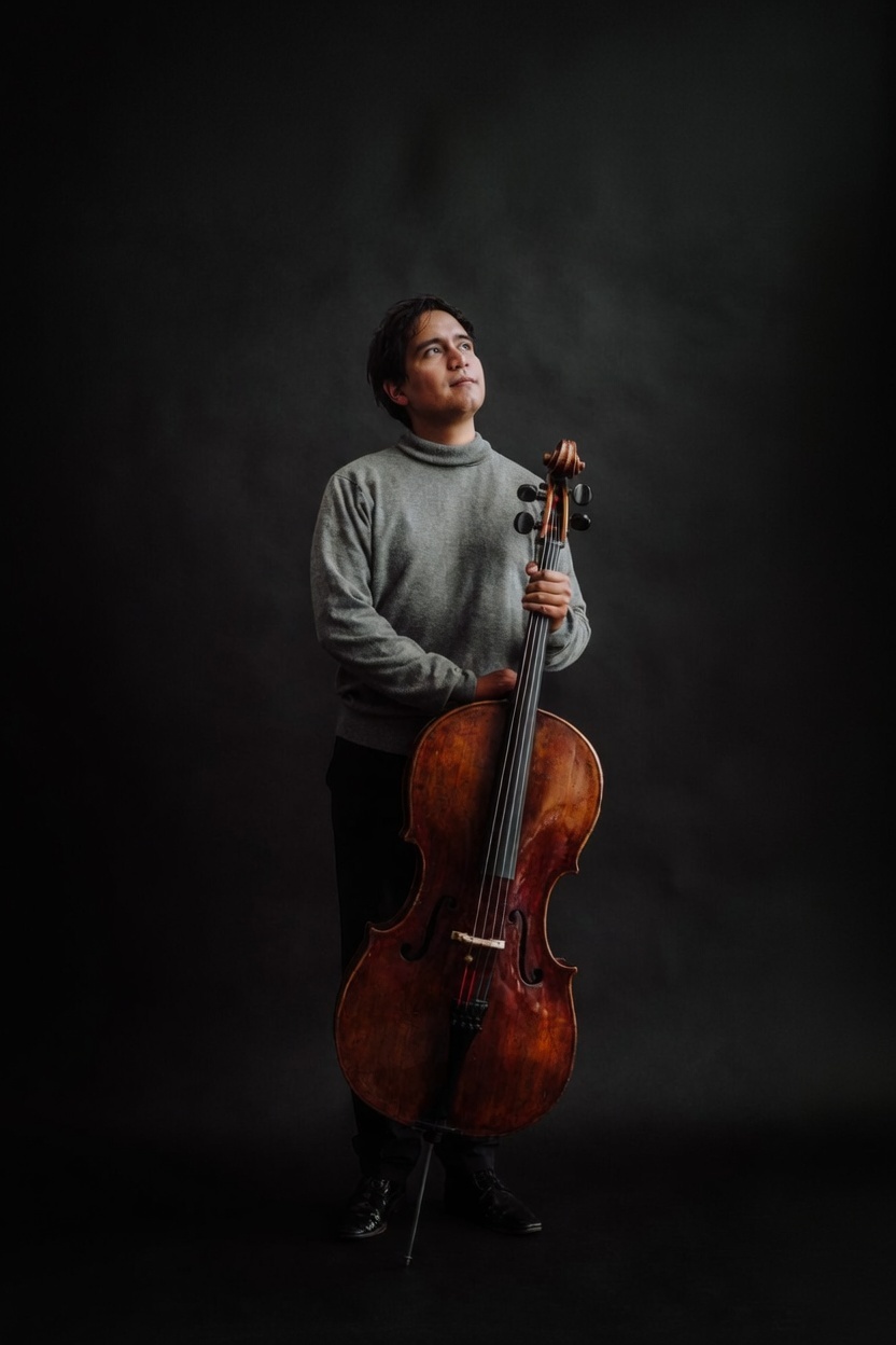 Portrait de Roni Gordillo, violoncelliste au Swiss-Alps Festival à Château-d'Œx